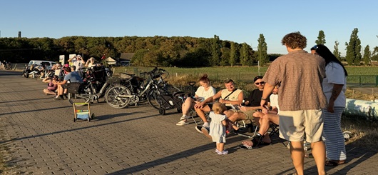 Begeistertet Anwohner aus Voerde-Spellen auf dem Rheindeich.