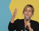 Mona Neubaur (Grüne) spricht bei der Eröffnung über Zusammenhalt und Vielfalt.