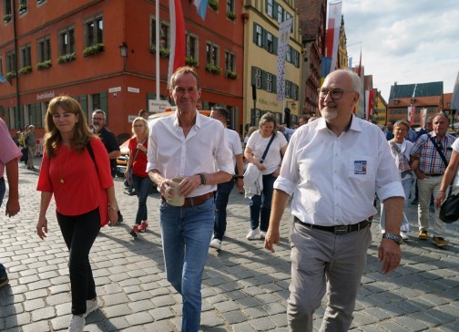 Oberbürgermeister Dr. Christoph Hammer (Mitte )und politische Prominenz