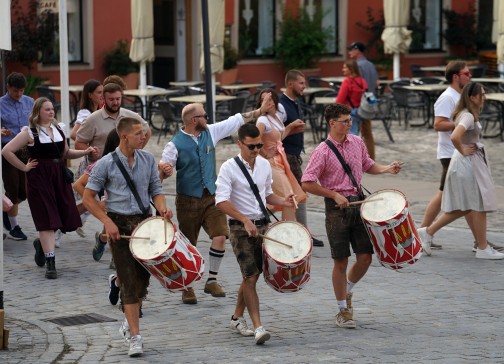 Trommler und Pfeifer beherrschen das stadtbild